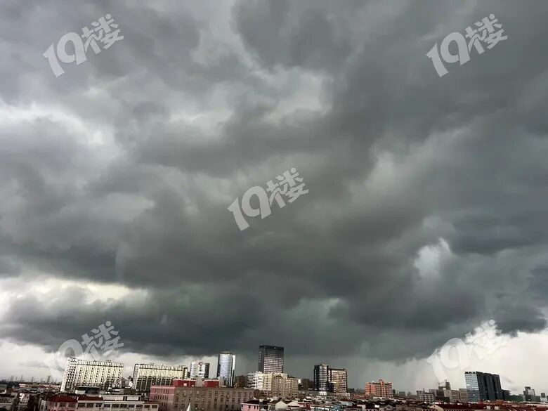 嘉兴昨天这场暴雨有多猛？到处开船、高架积水、好多小区被淹…