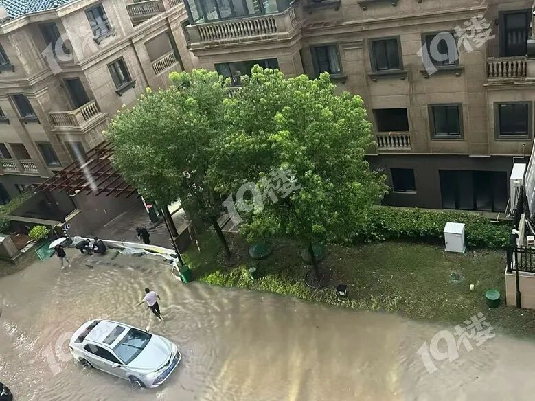 嘉兴昨天这场暴雨有多猛？到处开船、高架积水、好多小区被淹…